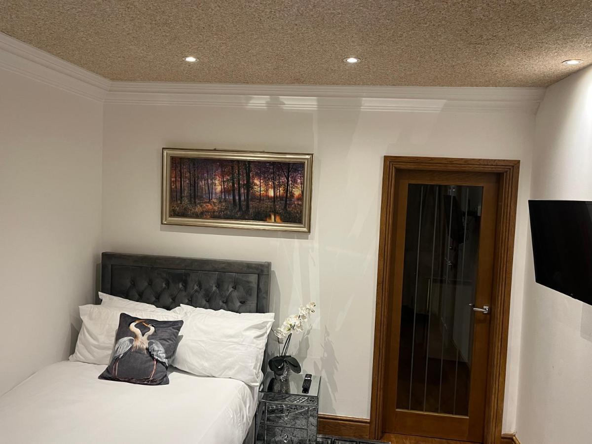 Tj Homes - Luxury Studio Suite With Garden View - Next To Tube Station London 莱斯里普 外观 照片