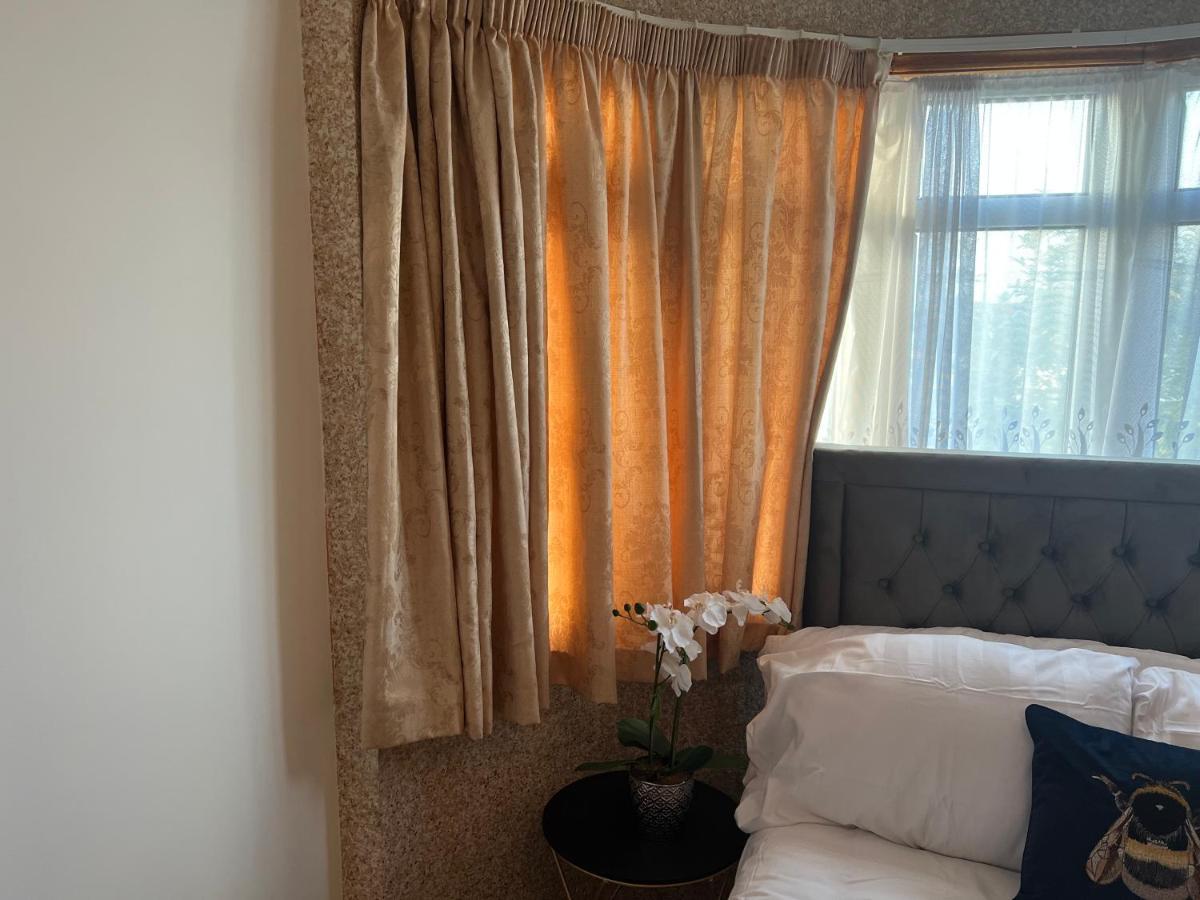 Tj Homes - Luxury Studio Suite With Garden View - Next To Tube Station London 莱斯里普 外观 照片